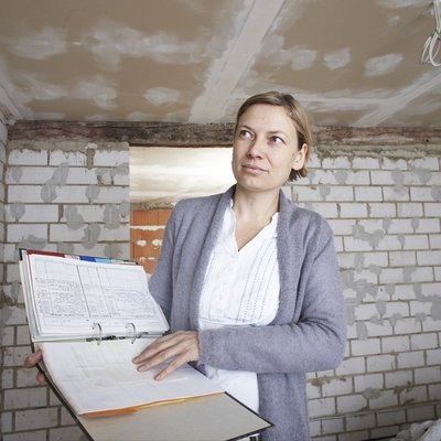 Bauherrenfamilie in der eigenen Immobilie