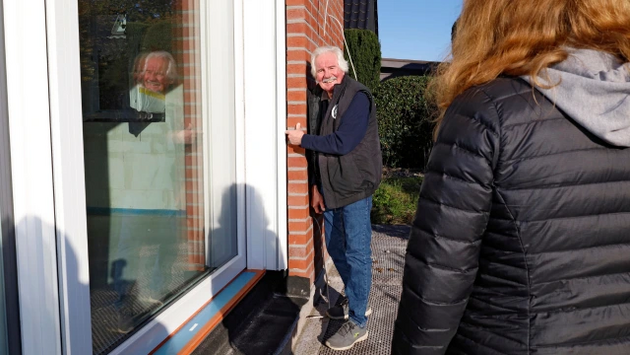 Baukontrolle findet am besten gemeinsam mit den Bauherren statt. So kann der Sachverständige gleich berichten, was noch an der Baufertigstellung fehlt.