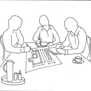 Grafik Menschen an einem Tisch, über einen Grundriss gebeugt