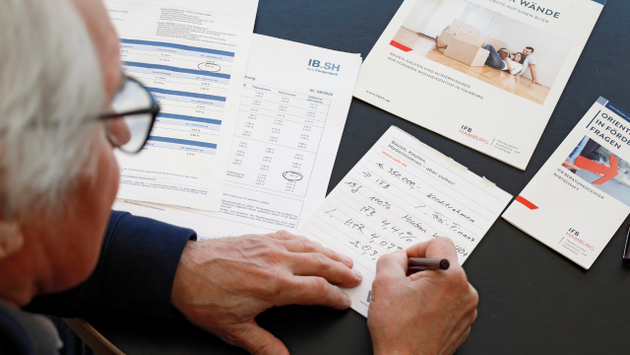 Fördermittelberatung beginnt mit dem Budgetplan, der Ermittlung der Gesamtbaukosten einschließlich Grundstück, Hausbau und Nebenkosten, damit feststeht, wie hoch der Kredit sein muss.