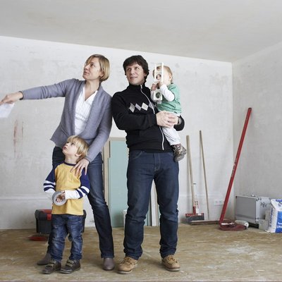 Bauherrenfamilie in der eigenen Immobilie