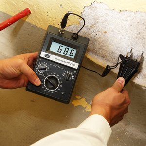 Feuchtemessung am abgeblaetterten Verputz Feuchtemessung am abblätternden Verputz