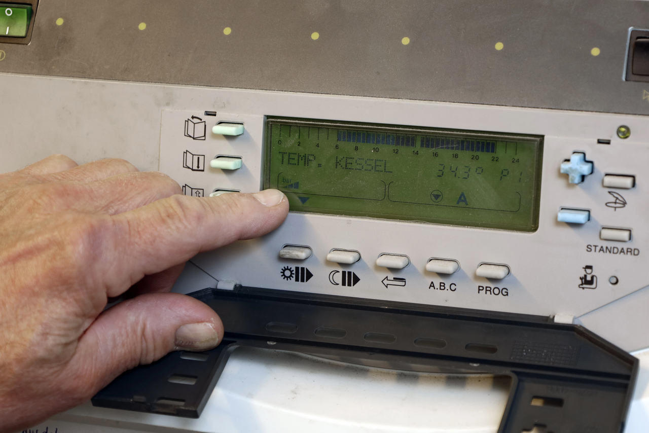 Stellt man den alten Gasheizkessel auf die niedrige Temperatur ein, die später die neue Wärmepumpe liefern wird und wird das Haus trotzdem noch warm, kann dieser einfache Test zeigen, dass die vorhandenen Leitungen und Heizkörper ausreichend sind.