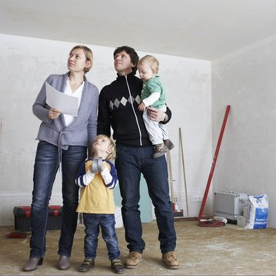Bauherrenfamilie in der eigenen Immobilie