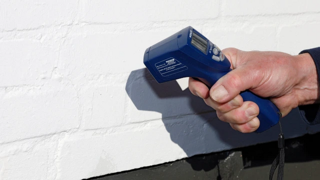 Mit dem Messgerät lassen sich bereits eklatante Wärmebrücken feststellen.