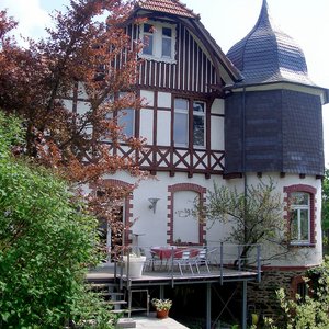 Denkmalgeschützte Villa mit Fachwerk und Turm mit Verschieferung