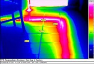 Thermografie-Foto einer Heizungsleitung im Boden