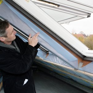 Überprüfung der Dampfsperre im Bereich des Dachflächenfensters