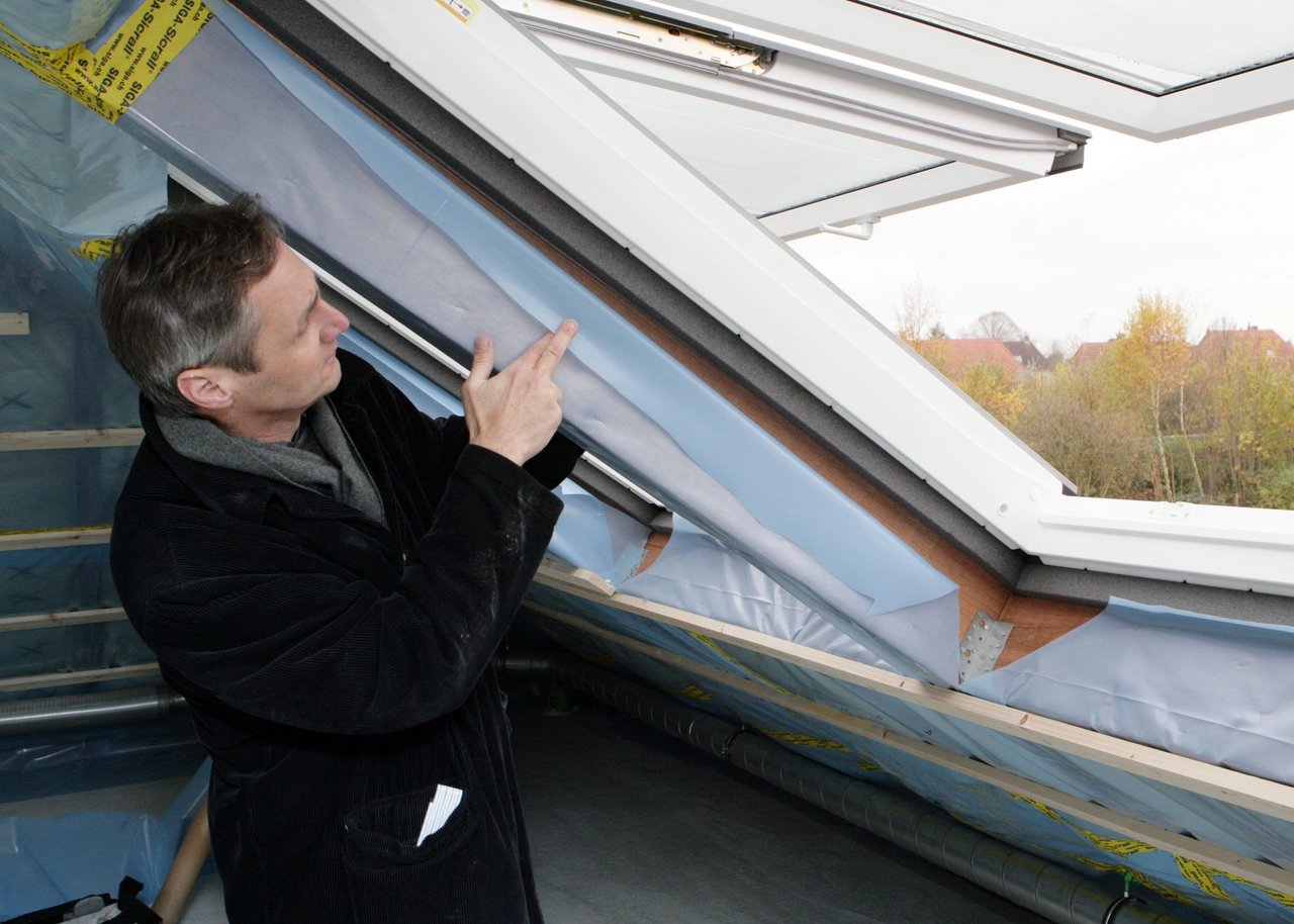 Überprüfung der Dampfsperre im Bereich des Dachflächenfensters